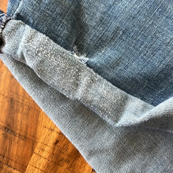 Levi’s Mid Length Jean Shorts - Picture 6 of 6